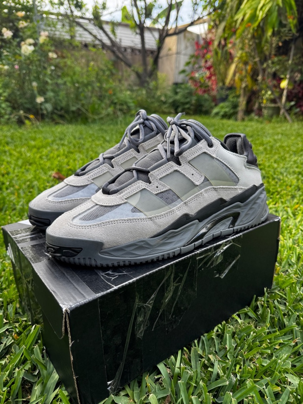Adidas Niteball - Grey/Black basketball sneaker
(M 10 / W 11.5)